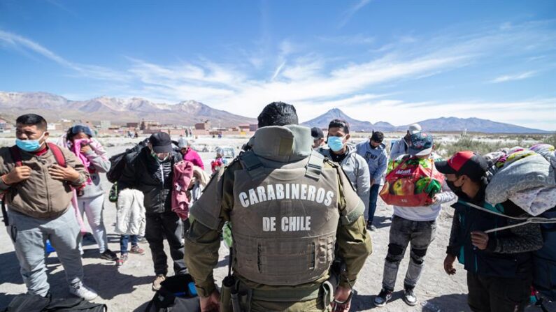 La policía fronteriza chilena vigila la llegada de migrantes que ingresan a Chile por pasos no autorizados, cerca a la ciudad de Colchane ubicada a unos 1900 kilómetros al norte de Santiago (Chile), en una fotografía de archivo. EFE/Lucas Aguayo Araos