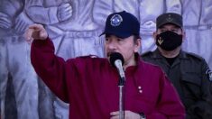 Ortega llama “perrito faldero” a Boric y lanza ataques racistas contra funcionario de EE. UU.