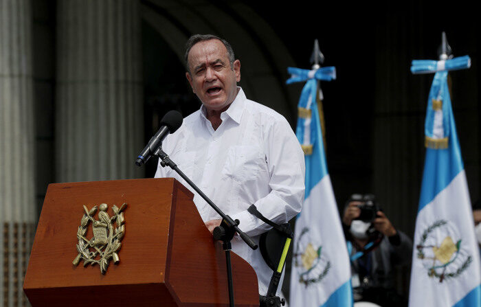 El presidente de Guatemala, Alejandro Giammattei, aparece este miércoles dando un mensaje luego que se declarara a Guatemala como la "Capital Provida de Iberoamérica", en la capital guatemalteca. (EFE/Esteban Biba)