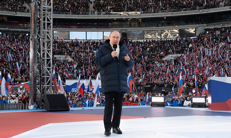 El presidente ruso Vladimir Putin asiste a un concierto para conmemorar el octavo aniversario de la reunificación de Crimea con Rusia en el estadio Luzhniki de Moscú, Rusia, el 18 de marzo de 2022. (EFE/EPA/RAMIL SITDIKOV / SPUTNIK POOL)