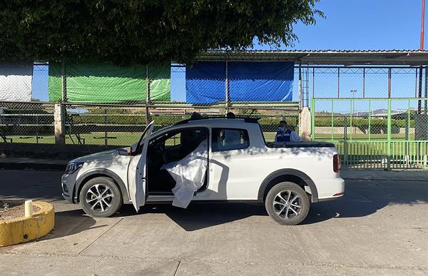 Vista del vehículo en que fue asesinado el alcalde del municipio de Aguililla César Arturo Valencia, en el estado de Michoacán (México), el 10 de marzo de 2022. EFE/Str
