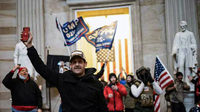 Jeffrey Alexander Smith en el interior del Capitolio el 6 de enero de 2021. Fue condenado a 90 días de cárcel por un cargo de pasear, manifestación o formar piquetes. (Departamento de Justicia de EE.UU./Screenshot vía The Epoch Times)