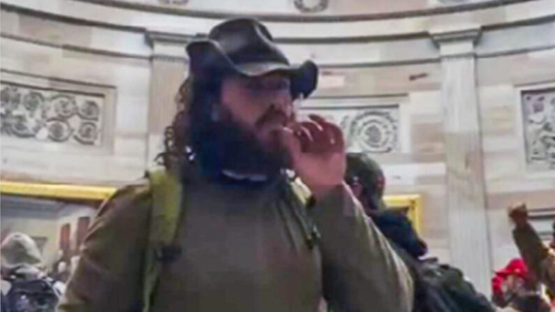 Eduardo Nicolas Alvear Gonzalez fuma marihuana en el Capitolio de Estados Unidos el 6 de enero de 2021. (Departamento de Justicia de los Estados Unidos/Screenshot vía The Epoch Times)