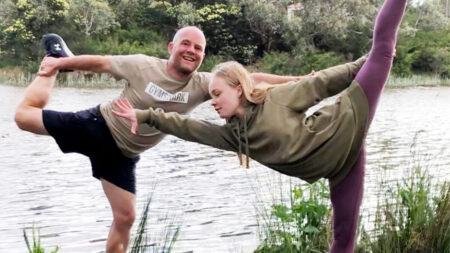 Padre participa en sesiones entrenamiento de gimnasia de su hija ¡Es muy divertido!