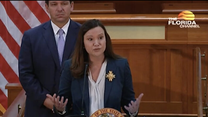 La fiscal general de Florida, Ashley Moody, habla en una conferencia de prensa en el Capitolio de Florida, en Tallahassee, el 29 de marzo, mientras el gobernador Ron DeSantis observa. (Florida Channel)