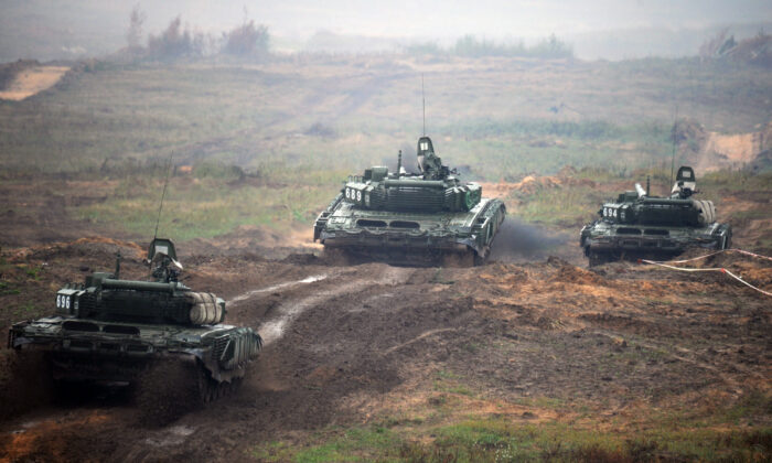 Tanques participan en los ejercicios militares conjuntos ruso-bielorrusos Zapad-2017 (Oeste-2017) en un campo de entrenamiento cerca de la ciudad de Borisov el 20 de septiembre de 2017. (Sergei Gapon/AFP vía Getty Images)