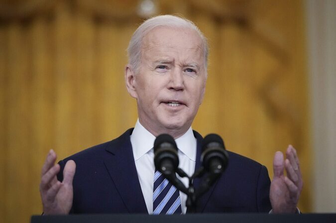 El presidente Joe Biden habla sobre la invasión militar "no provocada e injustificada" de Rusia en la vecina Ucrania en el Salón Este de la Casa Blanca el 24 de febrero de 2022. (Drew Angerer/Getty Images)