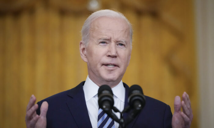 El presidente Joe Biden habla sobre la invasión militar "no provocada e injustificada" de Rusia en la vecina Ucrania en el Salón Este de la Casa Blanca el 24 de febrero de 2022. (Drew Angerer/Getty Images)