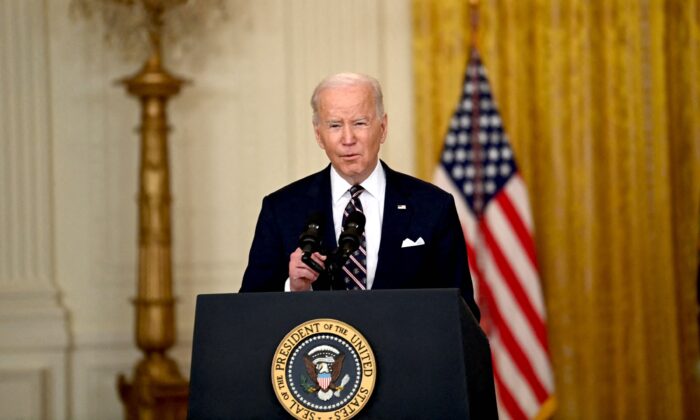 El presidente Joe Biden habla en la Sala Este de la Casa Blanca sobre la actividad militar rusa cerca de Ucrania, el 22 de febrero de 2022. (Brendan Smialowski/AFP a través de Getty Images)