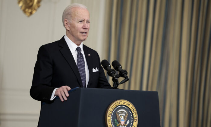 El presidente de EE. UU., Joe Biden, presenta su solicitud de presupuesto para el año fiscal 2023 en el Comedor de Estado de la Casa Blanca el 28 de marzo de 2022. (Anna Moneymaker/Getty Images)