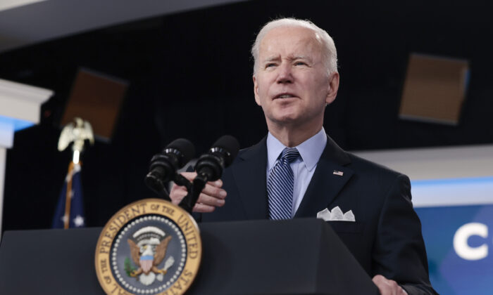 El presidente Joe Biden pronuncia declaraciones sobre la COVID-19 en Estados Unidos en el South Court Auditorium de Washington, el 30 de marzo de 2022. (Anna Moneymaker/Getty Images)