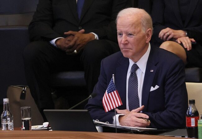 El presidente Joe Biden mira mientras asiste a una reunión del Consejo del Atlántico Norte durante una cumbre extraordinaria en la sede de la OTAN en Bruselas el 24 de marzo de 2022. (Evelyn Hockstein/Pool/AFP vía Getty Images)