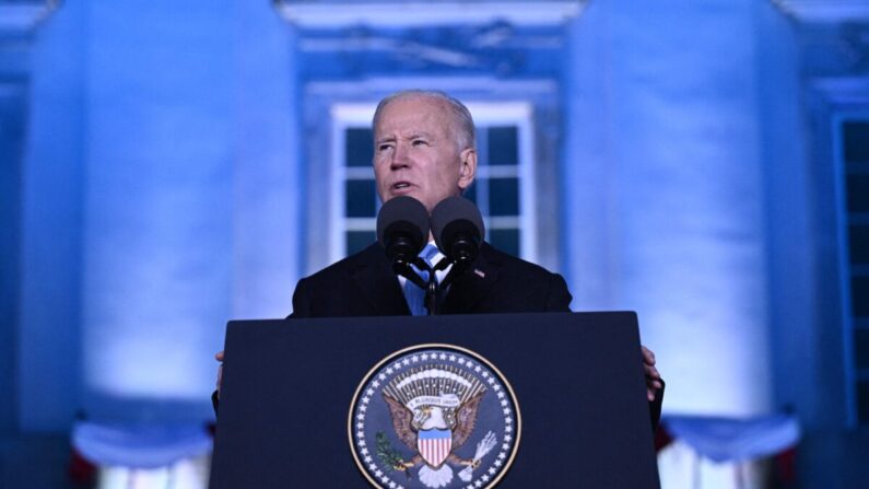 El presidente Joe Biden pronuncia un discurso en el Castillo Real de Varsovia, Polonia, el 26 de marzo de 2022. (Brendan Smialowski/AFP vía Getty Images)