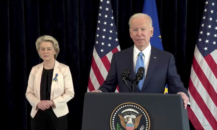 La presidente de la Comisión Europea, Ursula von der Leyen (izq.), escucha al presidente de Estados Unidos, Joe Biden, en una conferencia de prensa conjunta en Bruselas, Bélgica, el 25 de marzo de 2022. (Captura de pantalla de la Comisión Europea)
