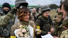 Pareja que se unió a la defensa de Ucrania tiene boda en medio de la guerra: «Refuerza el espíritu»