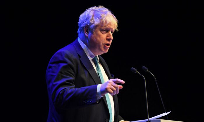 El primer ministro británico, Boris Johnson, habla durante la Conferencia de Primavera de los Conservadores Escoceses, en el Centro de Exposiciones de Aberdeen, al noreste de Escocia, el 18 de marzo de 2022. (Andy Buchanan/AFP vía Getty Images)
