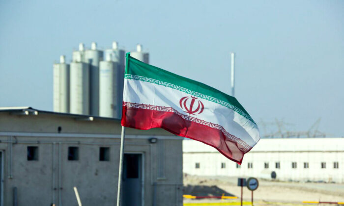 Una bandera iraní en la central nuclear iraní de Bushehr durante una ceremonia oficial para poner en marcha las obras de un segundo reactor en la instalación, en Bushehr, Irán, el 10 de noviembre de 2019. (Atta Kenare/AFP vía Getty Images)
