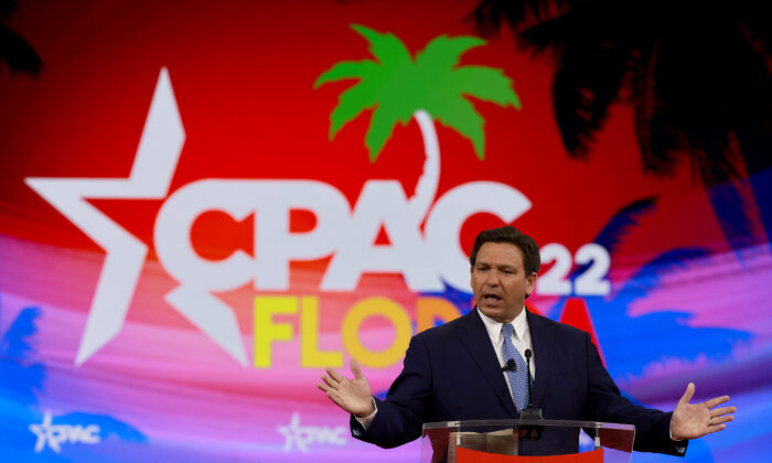 El gobernador de Florida, Ron DeSantis, habla en la Conferencia de Acción Política Conservadora (CPAC, por sus siglas en inglés) en The Rosen Shingle Creek en Orlando, Florida, el 24 de febrero de 2022. (Joe Raedle/Getty Images)