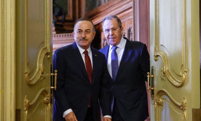 El ministro de Asuntos Exteriores ruso, Sergei Lavrov (D), y su homólogo turco, Mevlut Cavusoglu, llegan para ofrecer una rueda de prensa conjunta tras sus conversaciones en Moscú el 16 de marzo de 2022. (Maxim Shemetov/Pool/AFP vía Getty Images)