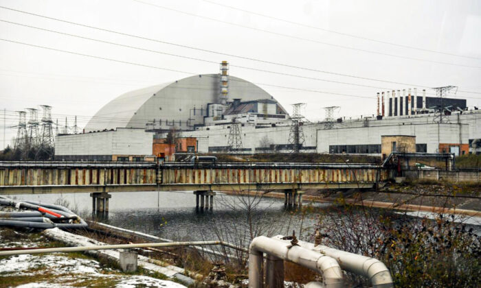 La estructura del Nuevo Confinamiento Seguro (NSC) que cubre el cuarto bloque de la planta de energía nuclear de Chernobyl, el 22 de noviembre de 2018. (Sergei Supinsky/AFP a través de Getty Images)
