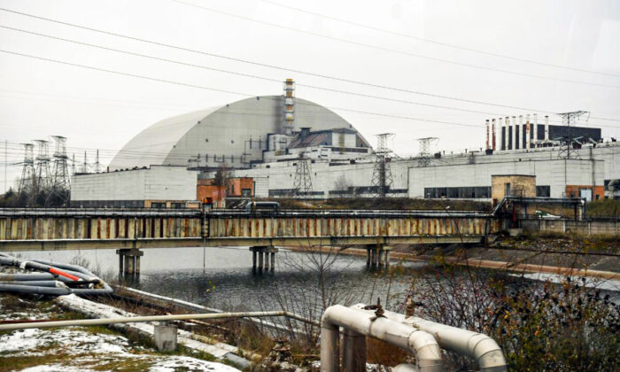 La estructura del Nuevo Confinamiento Seguro (NSC) que cubre el cuarto bloque de la Central Nuclear de Chernóbil, que fue destruido durante el desastre de Chernóbil en 1986, es fotografiada el 22 de noviembre de 2018. (Sergei Supinsky/AFP vía Getty Images)