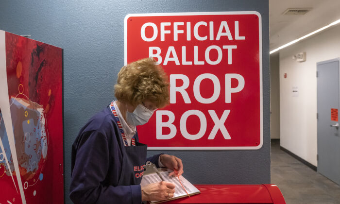 Un trabajador electoral hace un registro de la recolección de boletas el 3 de noviembre de 2020, en Vancouver, Washington. (Nathan Howard/Getty Images)
