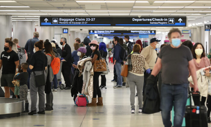 La gente recoge su equipaje al llegar al Aeropuerto Internacional de Miami en un avión procedente de Nueva York, el 1 de febrero de 2021.(Joe Raedle/Getty Images)