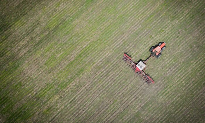 Tractor cruzando un campo de Iowa para la siembra de maíz de primavera. (Cortesía de la Asociación de Productores de Maíz de Iowa)