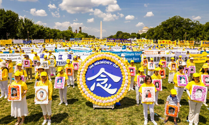 Practicantes de Falun Gong se reúnen en Washington para conmemorar el vigésimo segundo año del inicio de la persecución por parte del régimen chino, el 16 de julio de 2021. Tienen el carácter chino 念 (Nian), que significa recordar. (Samira Bouaou/The Epoch Times)
