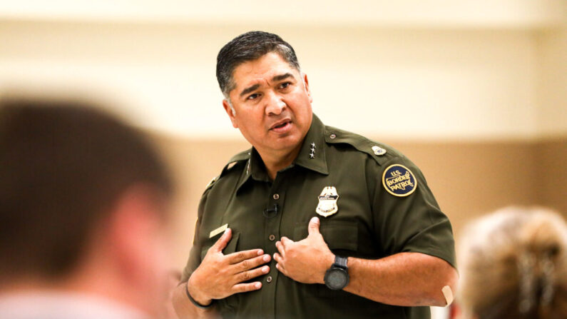 El jefe de la Patrulla Fronteriza de Estados Unidos, Raul Ortiz, en una reunión comunitaria en Del Río, Texas, el 24 de junio de 2021. (Charlotte Cuthbertson/The Epoch Times)