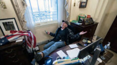 DOJ ofrece condena de 70 a 87 meses a hombre fotografiado con los pies sobre el escritorio de Pelosi