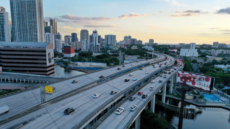 Esta foto de archivo muestra una vista aérea de los vehículos que circulan por la I-95 en Miami, Florida, el 10 de enero de 2022. (Joe Raedle/Getty Images)