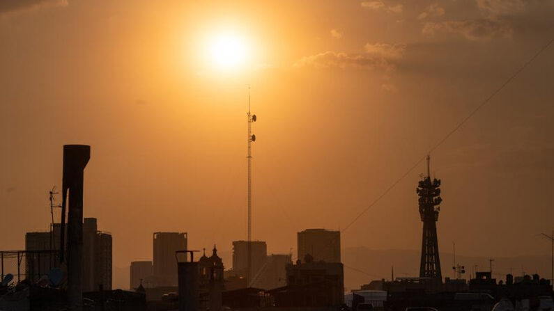 Vista el 29 de marzo de 2022 de la contaminación en la capital mexicana (México). EFE/Isaac Esquivel