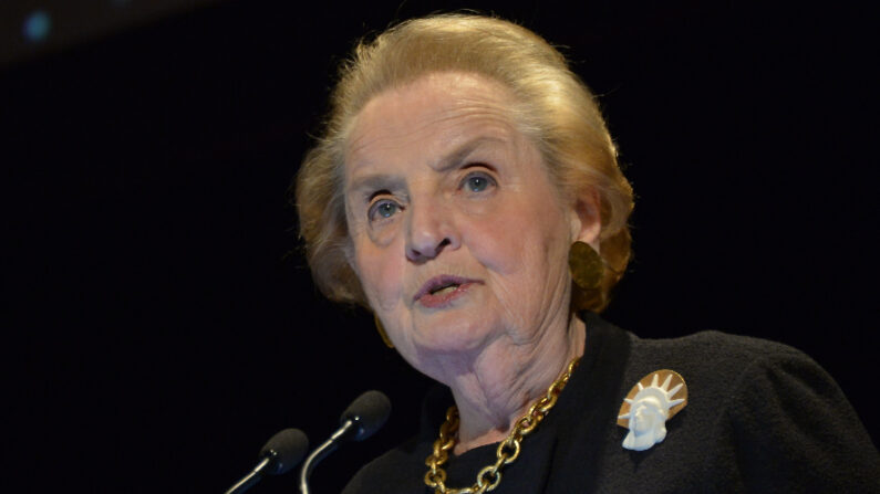 La exsecretaria de Estado Madeleine Albright asiste a la gala benéfica anual del Premio a la Libertad organizada por el Comité Internacional de Rescate en el hotel Waldorf-Astoria el 6 de noviembre de 2013 en Nueva York. (Mike Coppola/Getty Images)