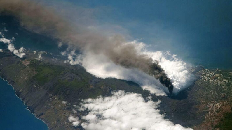 Fotografía facilitada por la NASA del volcán Cumbre Vieja, en La Palma (España), tomada por el astronauta de la Agencia Espacial Europea (ESA) Thomas Pesquet, que ha ganado el concurso de mejor foto terrestre del año en el concurso que organiza la NASA. EFE/NASA