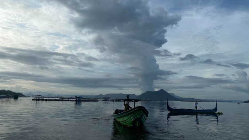 El volcán Taal (Filipinas), en una fotografía de archivo. EFE/EPA/Francis R. Malasig