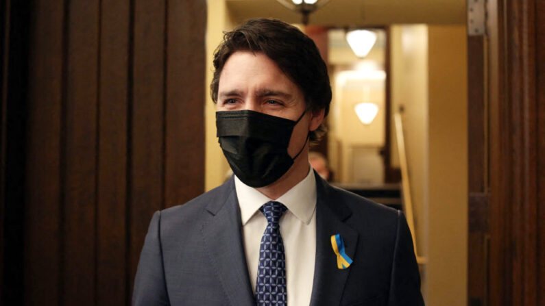 El primer ministro canadiense, Justin Trudeau, llega a la Cámara de los Comunes el 15 de marzo de 2022, en Ottawa, Canadá, para asistir a un discurso virtual del presidente ucraniano, Volodymyr Zelensky, ante el Parlamento canadiense. (Dave Chan/AF vía Getty Images)