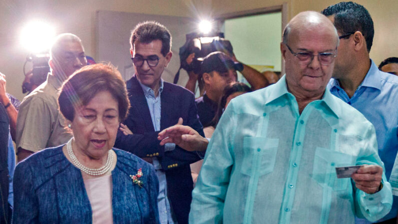 El expresidente dominicano (2000-2004), Hipólito Mejía, sale junto a su esposa Rosa Gómez Arias tras votar durante las elecciones primarias en Santo Domingo el 6 de octubre de 2019 en Santo Domingo. (Erika Santelices/AFP vía Getty Images)