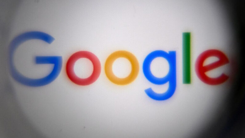 Una imagen tomada el 8 de noviembre de 2021 en Moscú muestra el logotipo de la multinacional estadounidense de tecnología y servicios relacionados con Internet Google en la pantalla de un smartphone.(Kirill Kudryavtsev/AFP vía Getty Images)