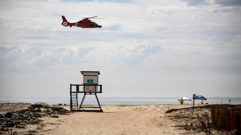 Un entrenador cubano de buceo que atravesó el Estrecho de la Florida en una tabla de windsurf fue rescatado frente a los cayos del sur de Florida (EE.UU.) y transferido a un hospital, informaron este jueves las autoridades. EFE/EPA/Etienne Laurent 