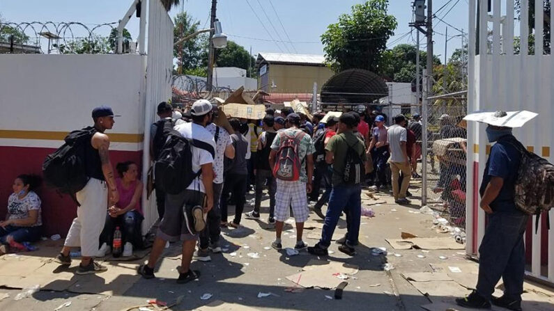 Migrantes ingresan a las instalaciones del puerto fronterizo de Ciudad Hidalgo, en la división México-Guatemala, en la ciudad de Tapachula, estado de Chiapas (México). (EFE/Juan Manuel Blanco)