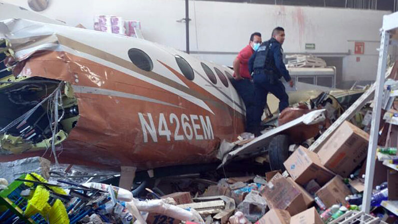 Fotografía cedida por Protección Civil de Morelos, de una avioneta que impactó en una tienda de autoservicio el 28 de marzo de 2022, en el municipio de Temixco, estado de Morelos (México). EFE/ Protección Civil de Morelos