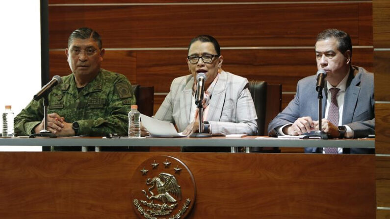 La secretaria de Seguridad y Protección Ciudadana, Rosa Icela Rodríguez (c), el subsecretario de la dependencia, Ricardo Mejía (d) y el secretario de la Defensa Nacional, Luis Cresencio Sandoval (i), participan el 15 de marzo de 2022 durante una rueda de prensa en Ciudad de México (México). (EFE/José Méndez)