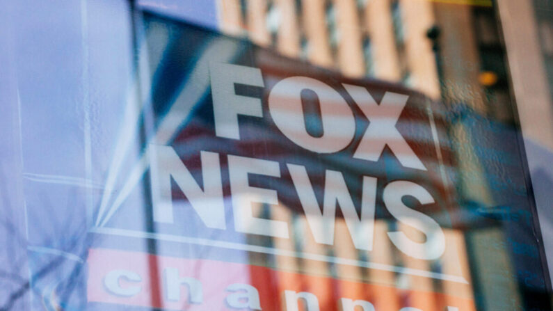 Un letrero del canal Fox News en el edificio de News Corp., en Nueva York, el 20 de marzo de 2019. (Kevin Hagen/Getty Images)