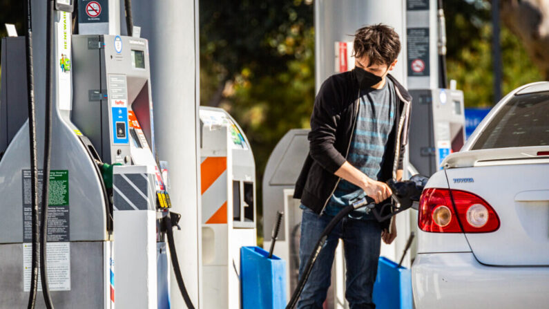 Las gasolineras atienden a los clientes con precios máximos en Irvine, California, el 23 de febrero de 2022. (John Fredricks/The Epoch Times)
