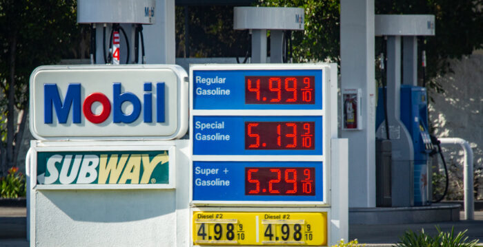 Los precios de la gasolina en EE. UU. alcanzan los USD 4 por galón por primera vez desde 2008