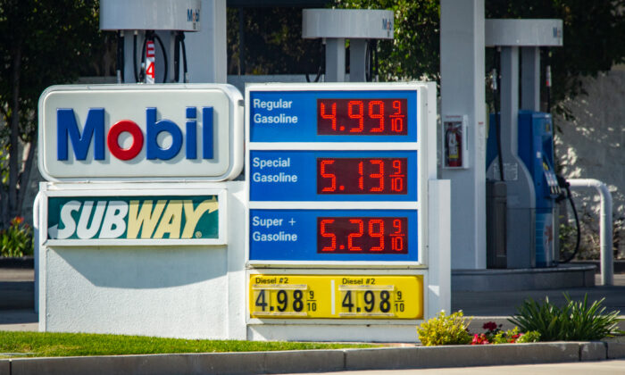 Las estaciones de servicio atienden a los clientes con precios máximos en Irvine, California, el 23 de febrero de 2022. (John Fredricks/The Epoch Times)