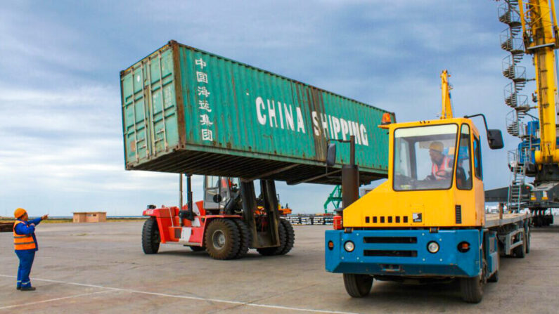 Trabajadores cargan una caja de envío en el puerto marítimo de Aktau, en el Caspio de Kazajistán, el 14 de agosto de 2018. (Talant Kusain/AFP vía Getty Images)