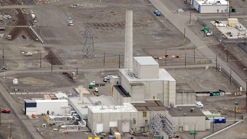 Unos trabajadores demuelen un reactor nuclear clausurado durante las operaciones de limpieza del emplazamiento nuclear en Hanford, estado de Washington, el 21 de marzo de 2011.  (Mark Ralston Ralston/AFP vía Getty Images)