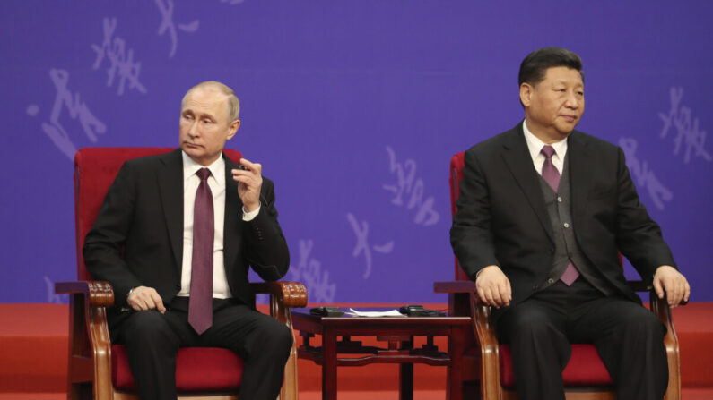 El presidente ruso Vladimir Putin y el líder chino Xi Jinping asisten a la ceremonia de la Universidad de Tsinghua en el Palacio de la Amistad en Beijing, China, el 26 de abril de 2019. (Kenzaburo Fukuhara/Pool/Getty Images)
